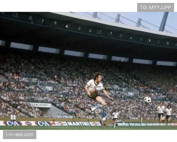 贝肯鲍尔传奇生涯回顾：从“足球皇帝”到足坛永恒丰碑